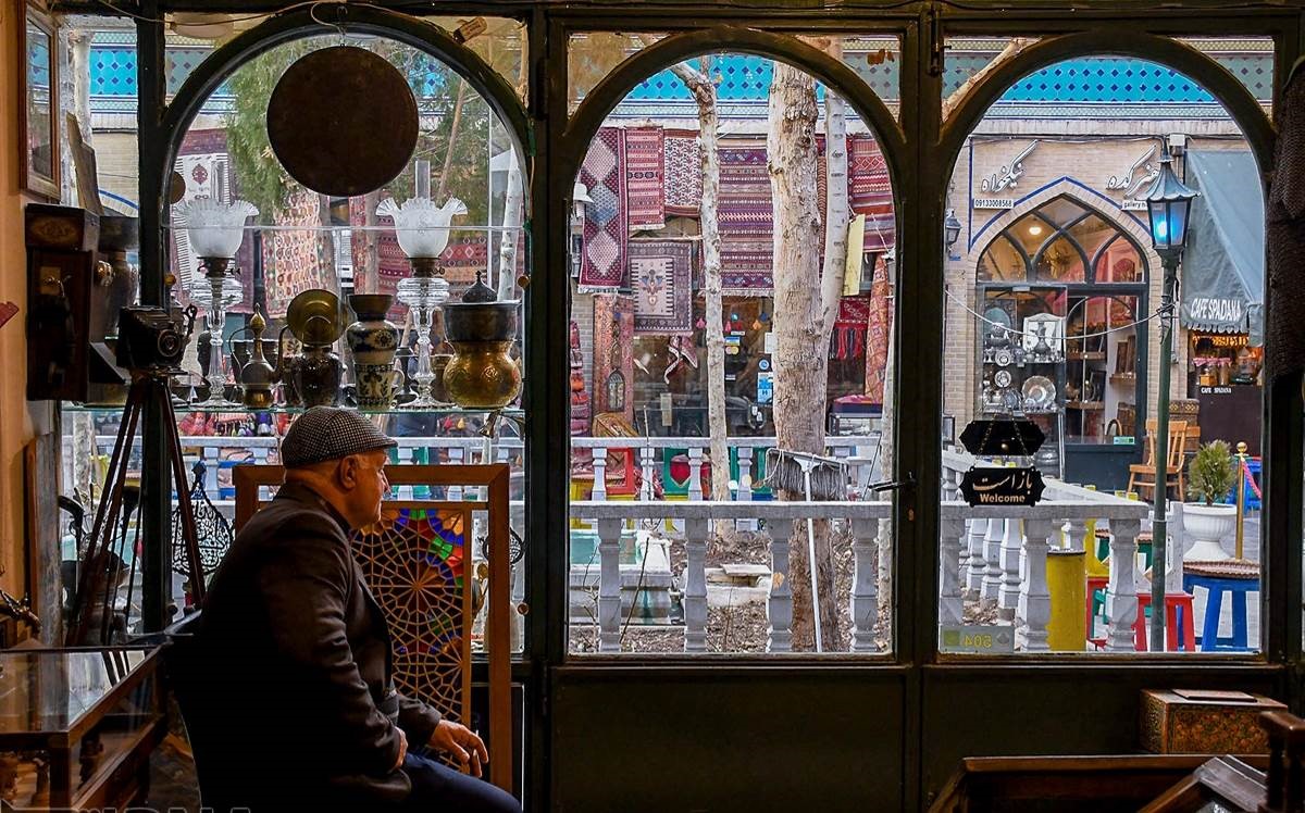 Looking at a garden in the bazaar